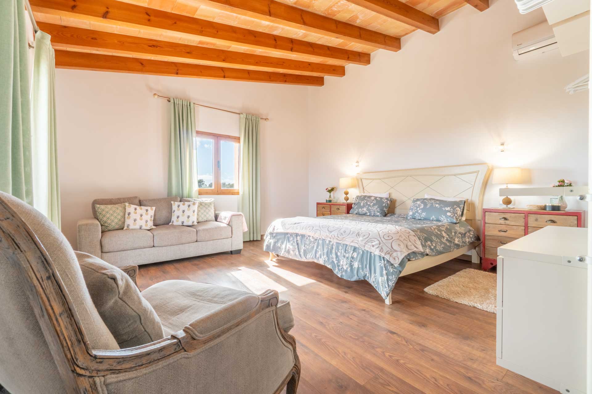 Your_Finca_Mallorca_modern_ingerichte_vakantiewoning_zwembad_ses_salines_Can_Xesquet12_web