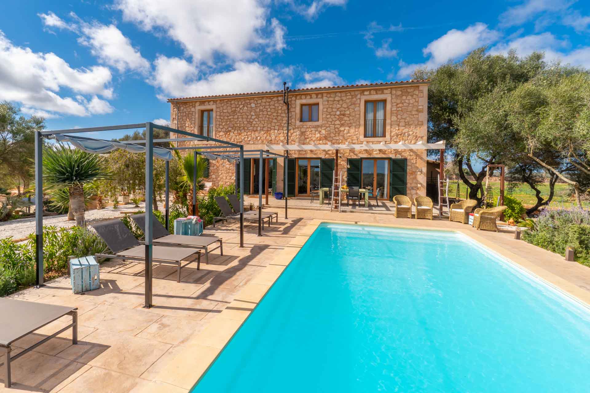 Your_Finca_Mallorca_modern_ingerichte_vakantiewoning_zwembad_ses_salines_Can_Xesquet1_web